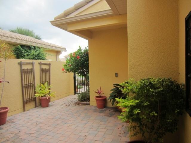 2322 Palm Tree Dr - Photo 2 of 12