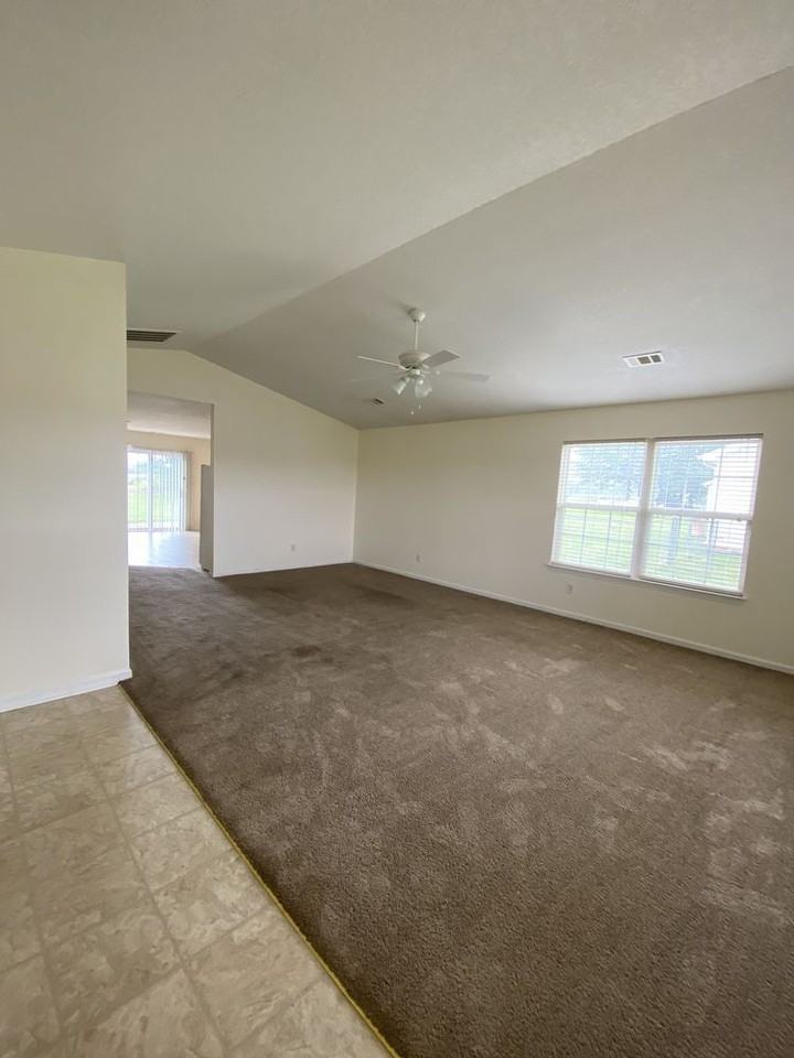 131 Veranda Cir - Photo 3 of 13