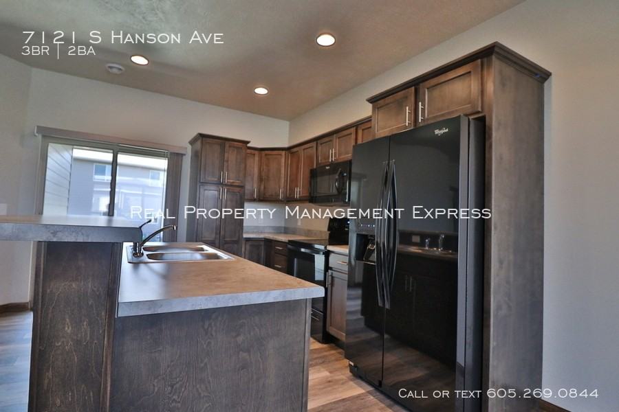 7121 S Hanson Ave #7121 - Photo 3 of 12