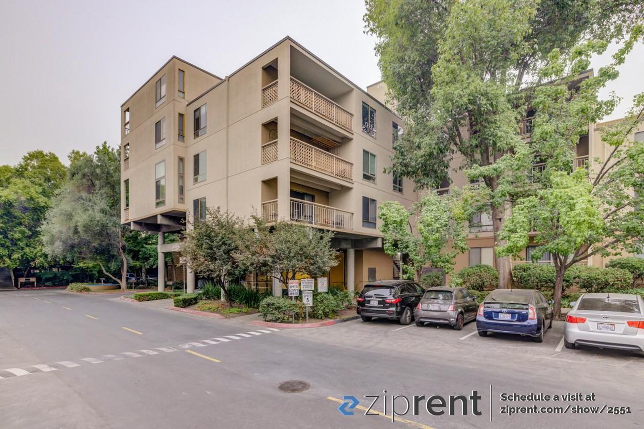 470 N Civic Dr - Photo 2 of 13