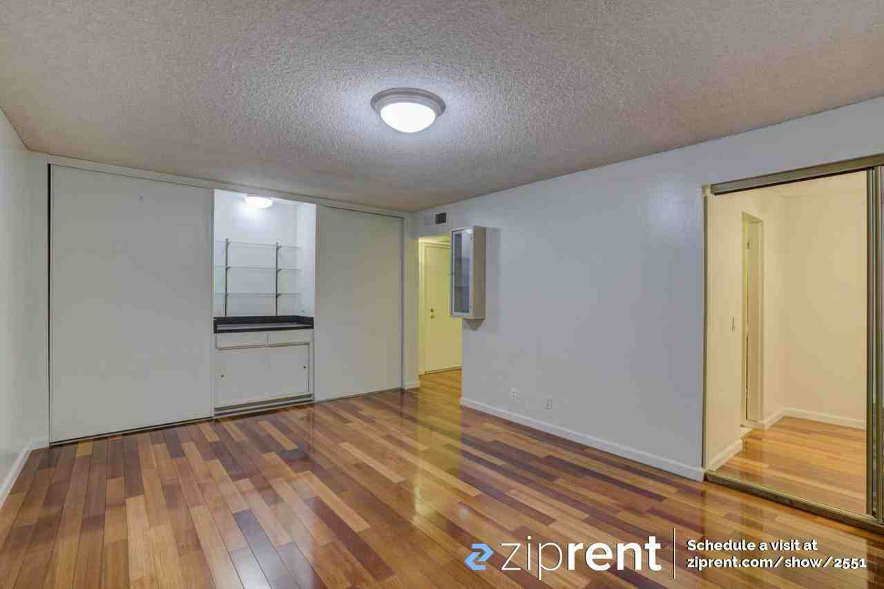 470 N Civic Dr - Photo 3 of 13