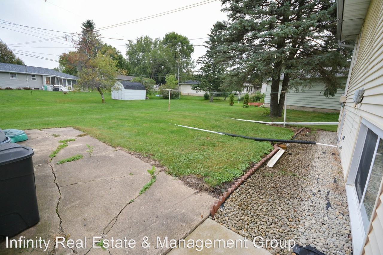 111/113 3rd Ave NW - Photo 2 of 9