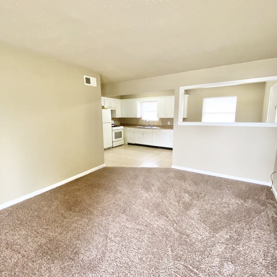 6320 N Elwood Ave - Photo 2 of 15