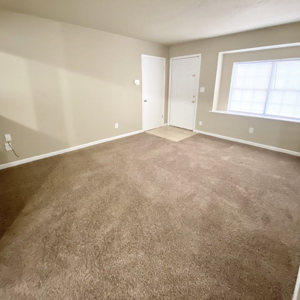 6320 N Elwood Ave - Photo 3 of 15