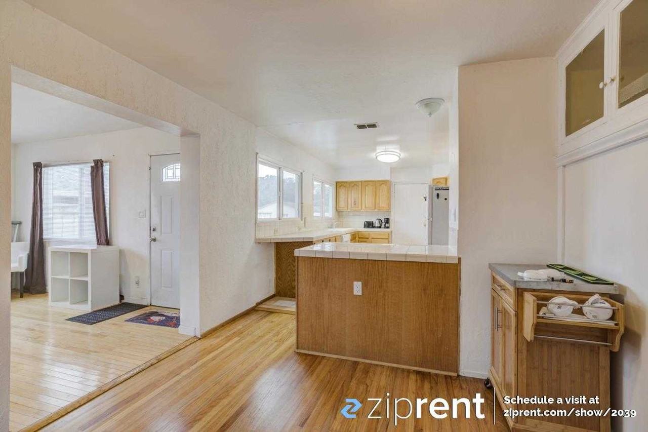 3050 Fleetwood Dr - Photo 3 of 20