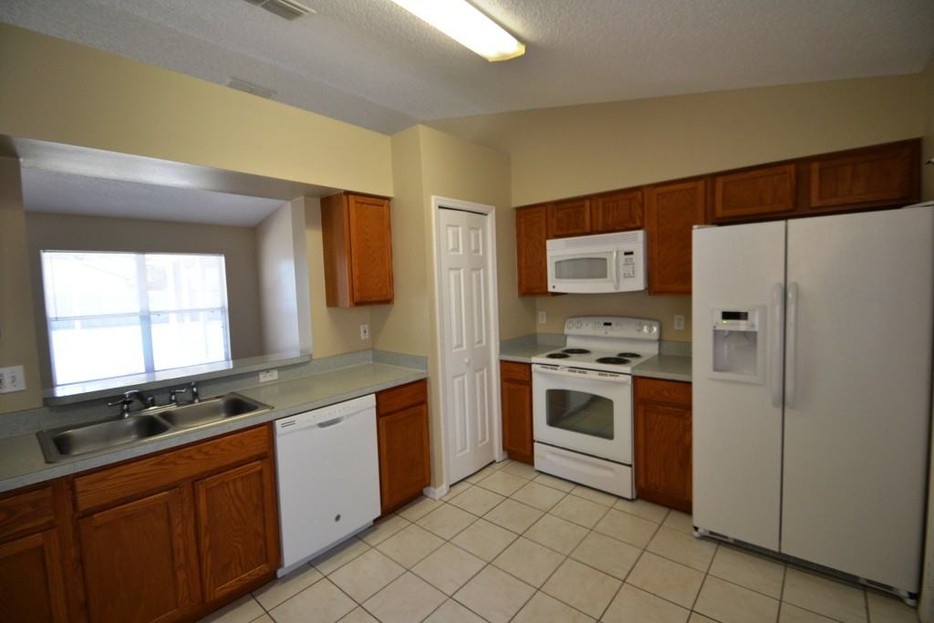 11701 Crescent Pines Blvd - Photo 3 of 7