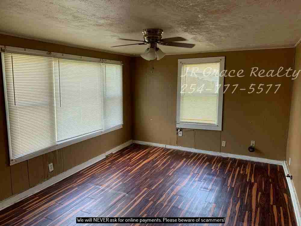 216 N Waco St - Photo 2 of 7