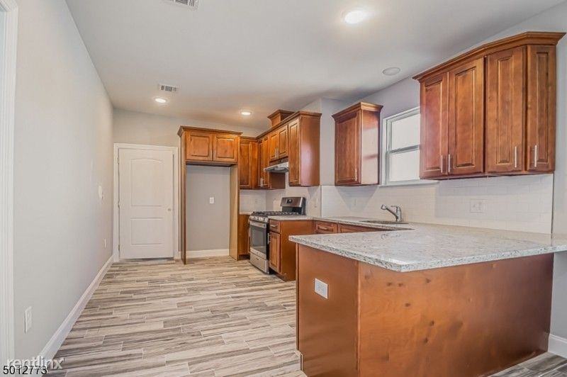 195 Ridge St - Photo 3 of 10