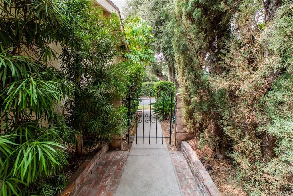 4679 Brentwood Ln - Photo 3 of 32