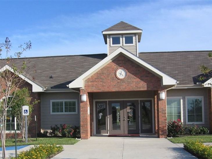 Freeport Oaks Apartments - Photo 2 of 5