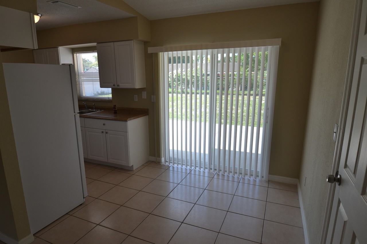 10711 Airview Dr - Photo 3 of 8