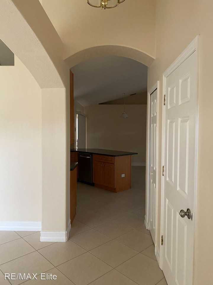 414 Lake Victoria Cir - Photo 3 of 23