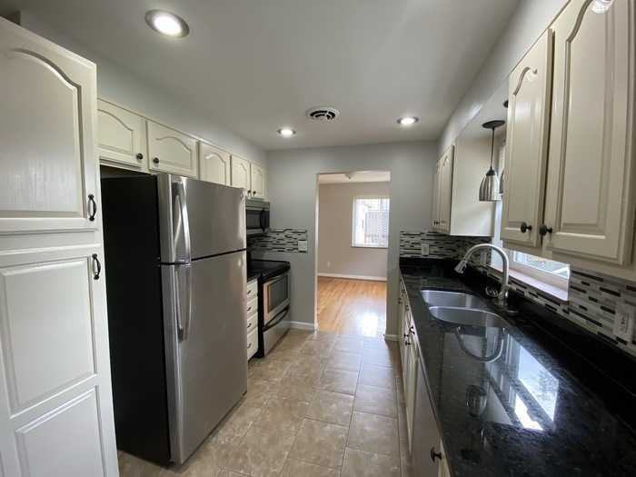 842 Oakfield Ave - Photo 2 of 10