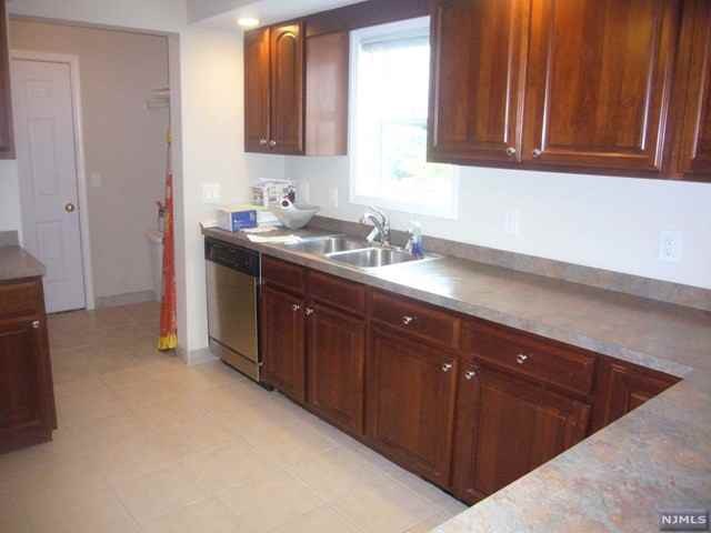 212 Grant Ave - Photo 3 of 19