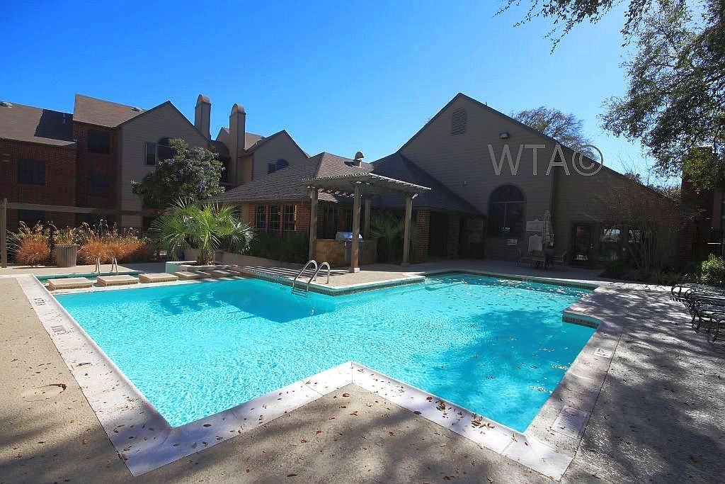 1070 Mearns Meadow Boulevard - Photo 3 of 9
