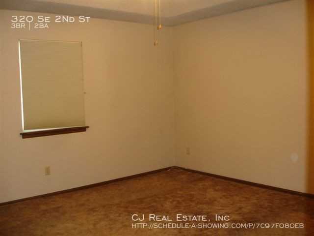320 Se 2nd St - Photo 2 of 10