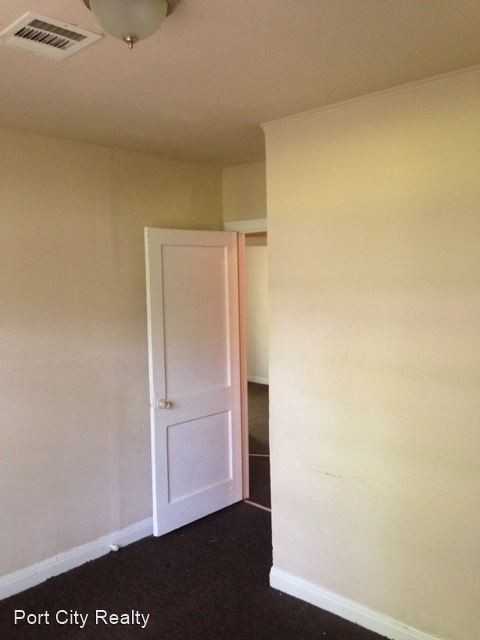 3908 Sumner St - Photo 3 of 9