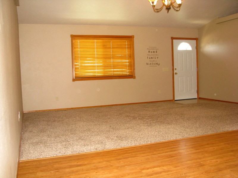 2710 Northview Dr E - Photo 2 of 16