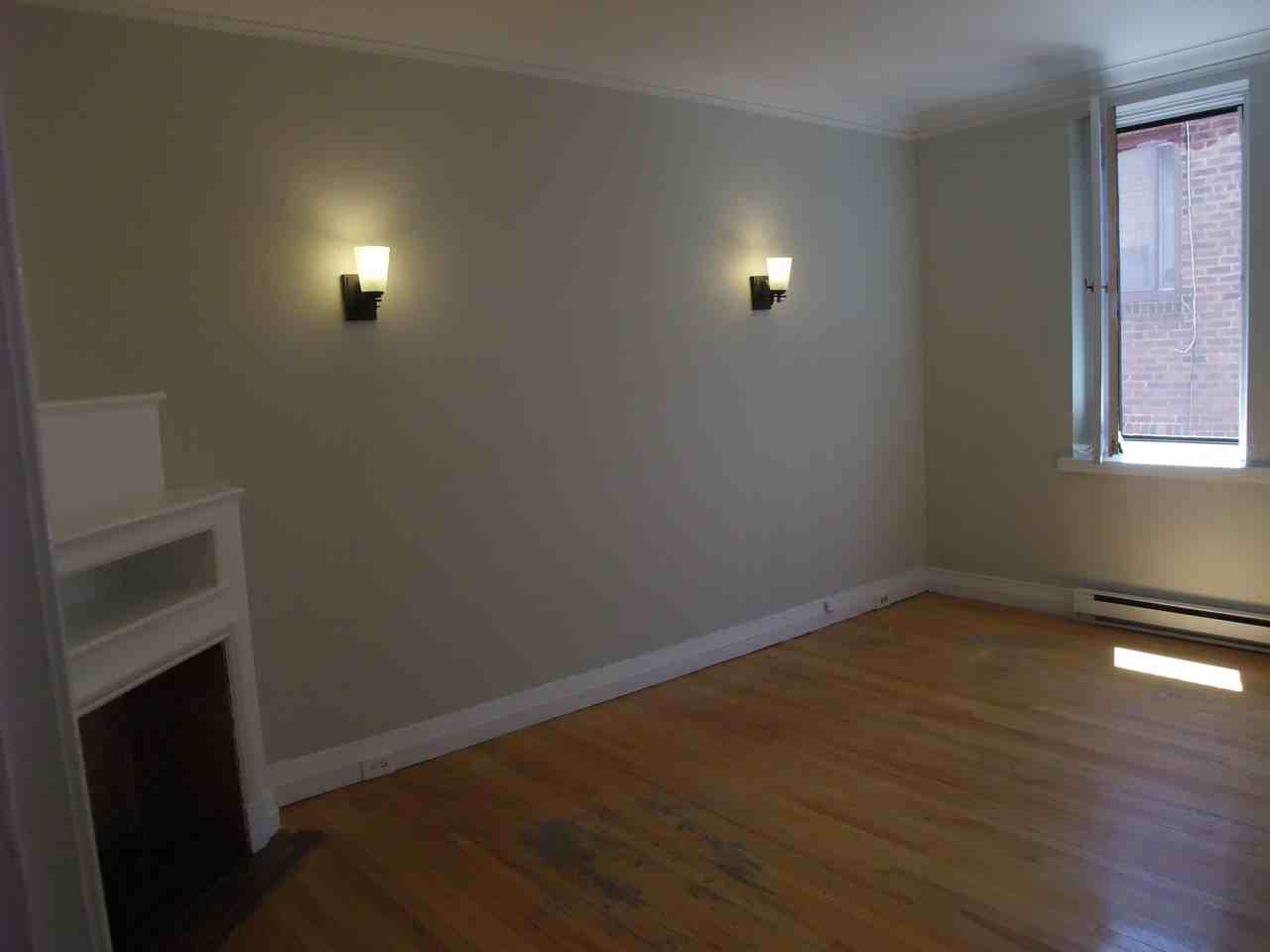 4982 Chemin Queen Mary - Photo 2 of 10