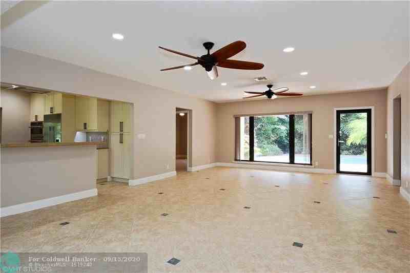 1919 Ne 32nd Ave - Photo 3 of 10