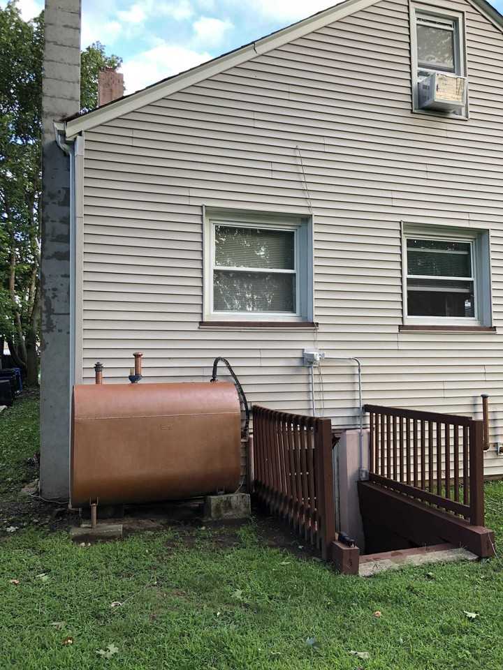 258 Center St - Photo 3 of 11