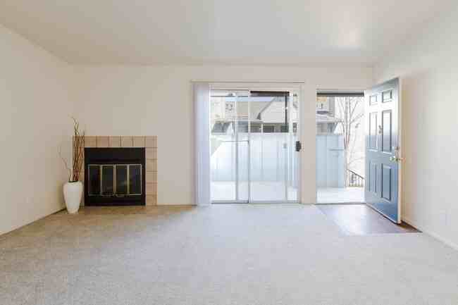 College Glen - Photo 4 of 47