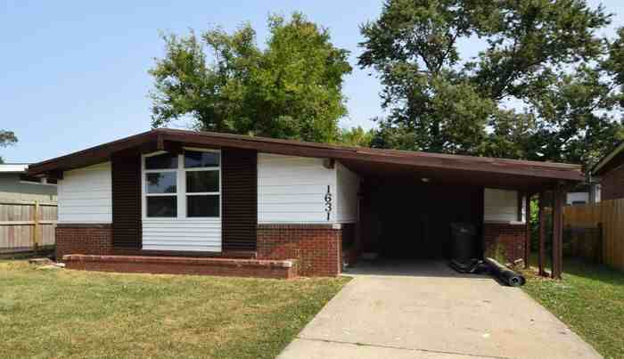 1631 Elmhurst Dr - Photo 2 of 14