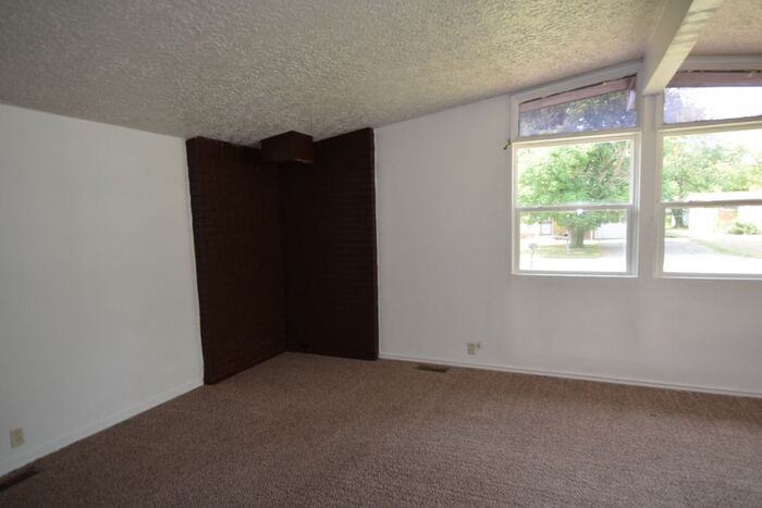 1631 Elmhurst Dr - Photo 3 of 14