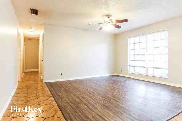 4331 Nw 80th Ave - Photo 3 of 14