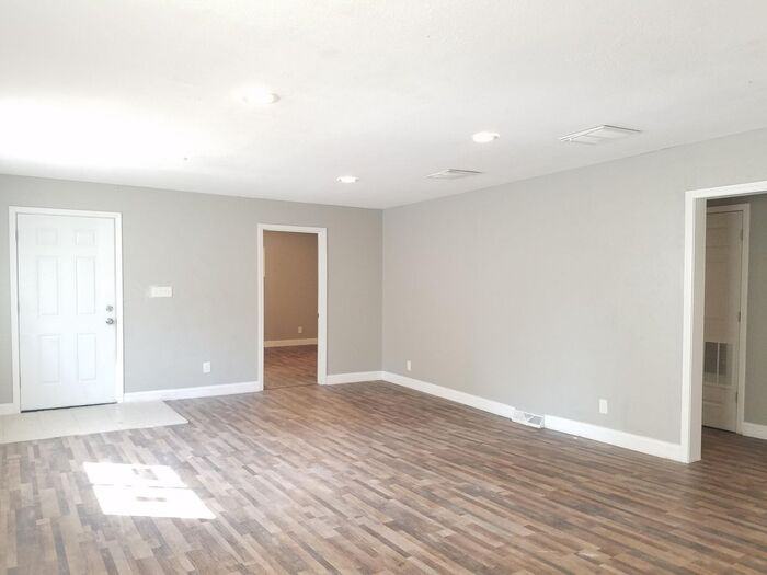 502 W 9th St - Photo 3 of 9