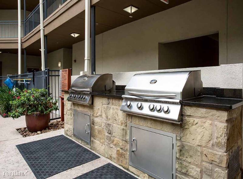 304 N Lamar Blvd - Photo 3 of 12