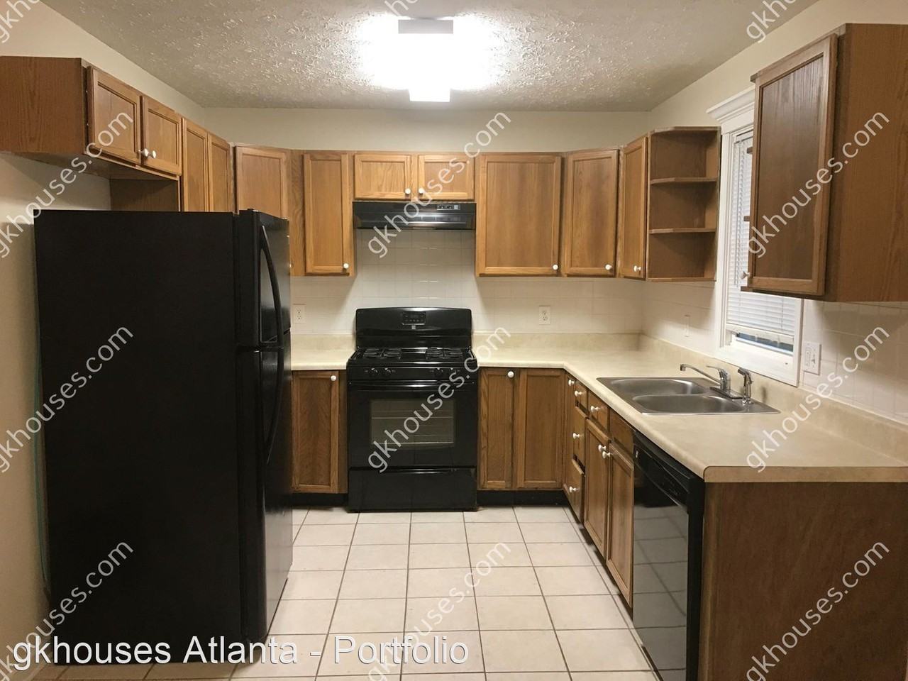 460 Lakeview Dr - Photo 2 of 10