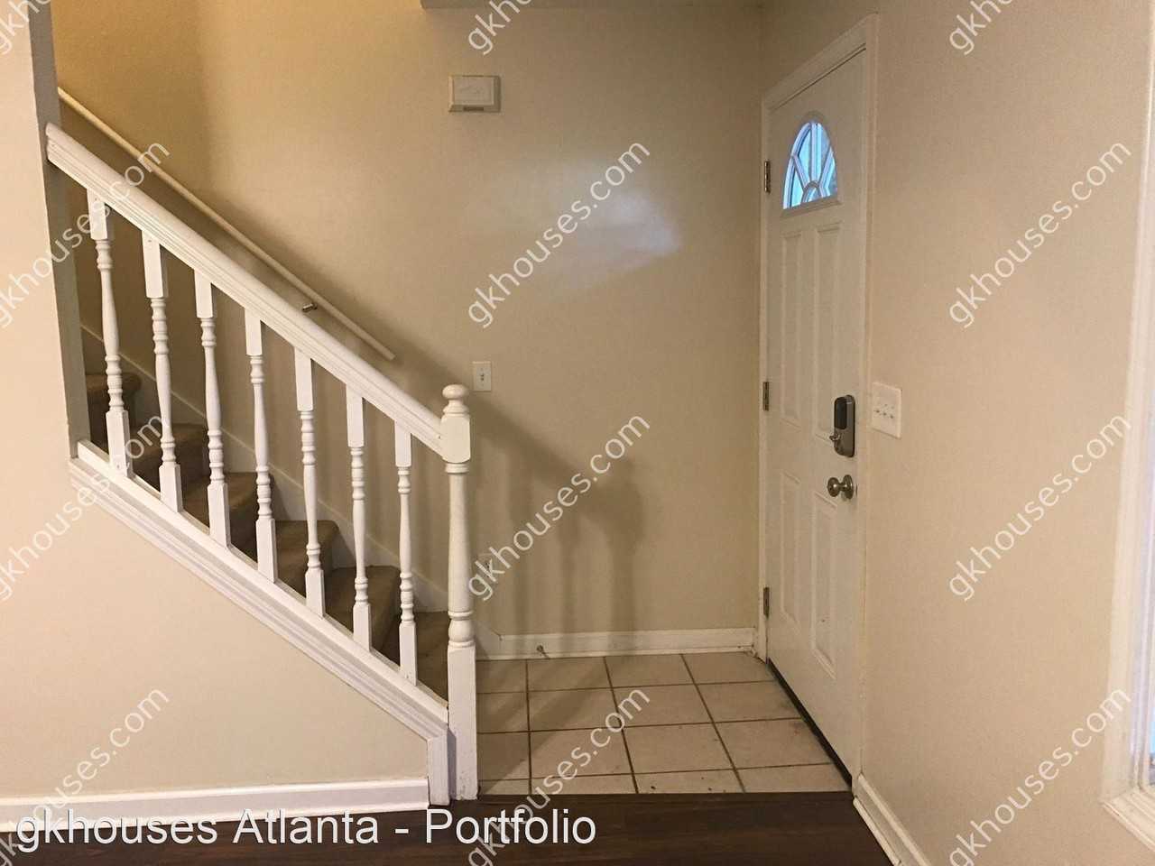 460 Lakeview Dr - Photo 3 of 10