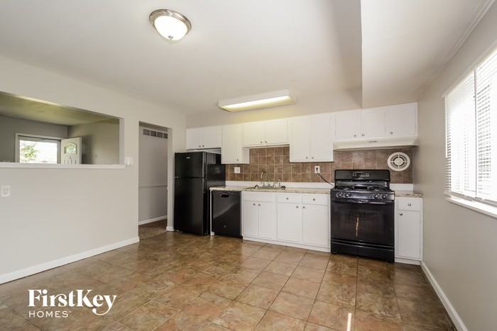 1900 Caposele Ln - Photo 3 of 14