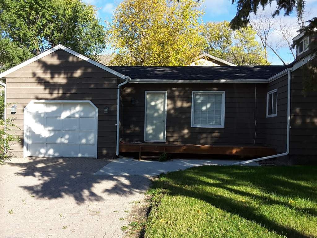 285 Loewen Boulevard - Photo 2 of 12