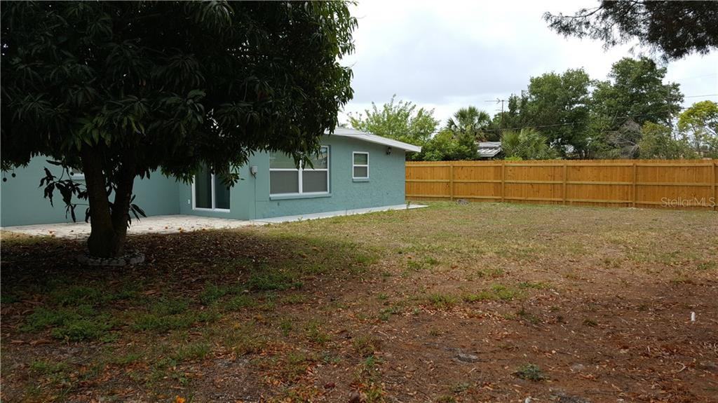 5211 Hemlock Dr - Photo 2 of 16