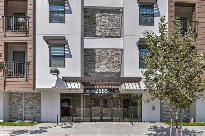 2585 El Camino Real #220