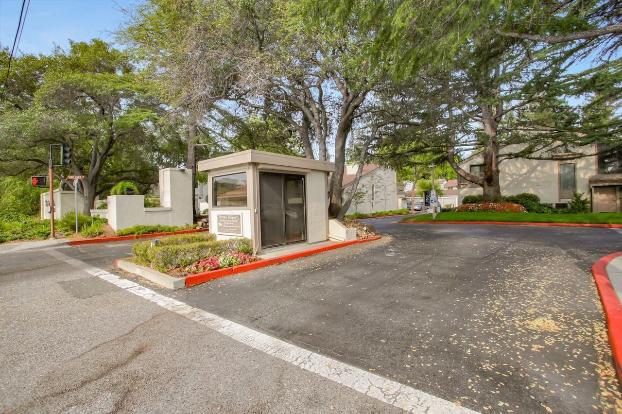 19905 Vineyard Ln - Photo 2 of 38