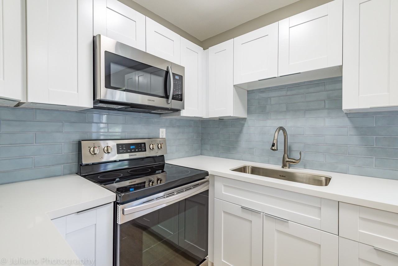 2209 NE Second St #7 - Photo 3 of 11