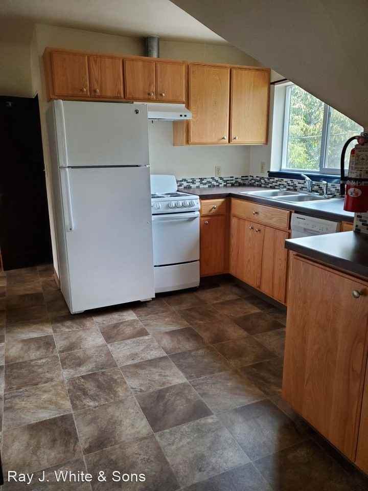 1215 8TH ST - Photo 2 of 5