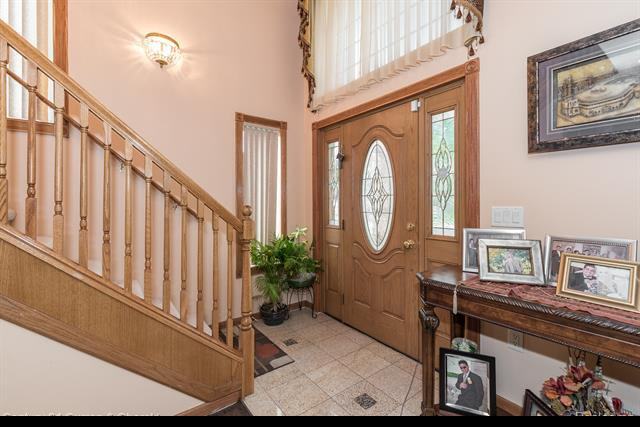 6946 Middlepointe St - Photo 2 of 32