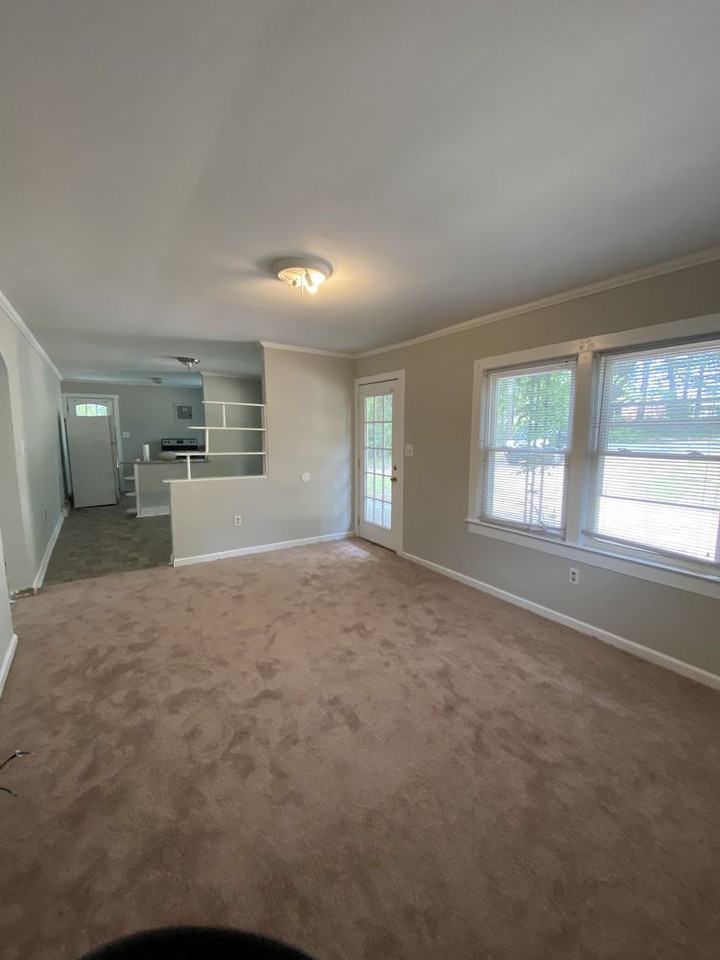 1302 Robbins Dr - Photo 2 of 4