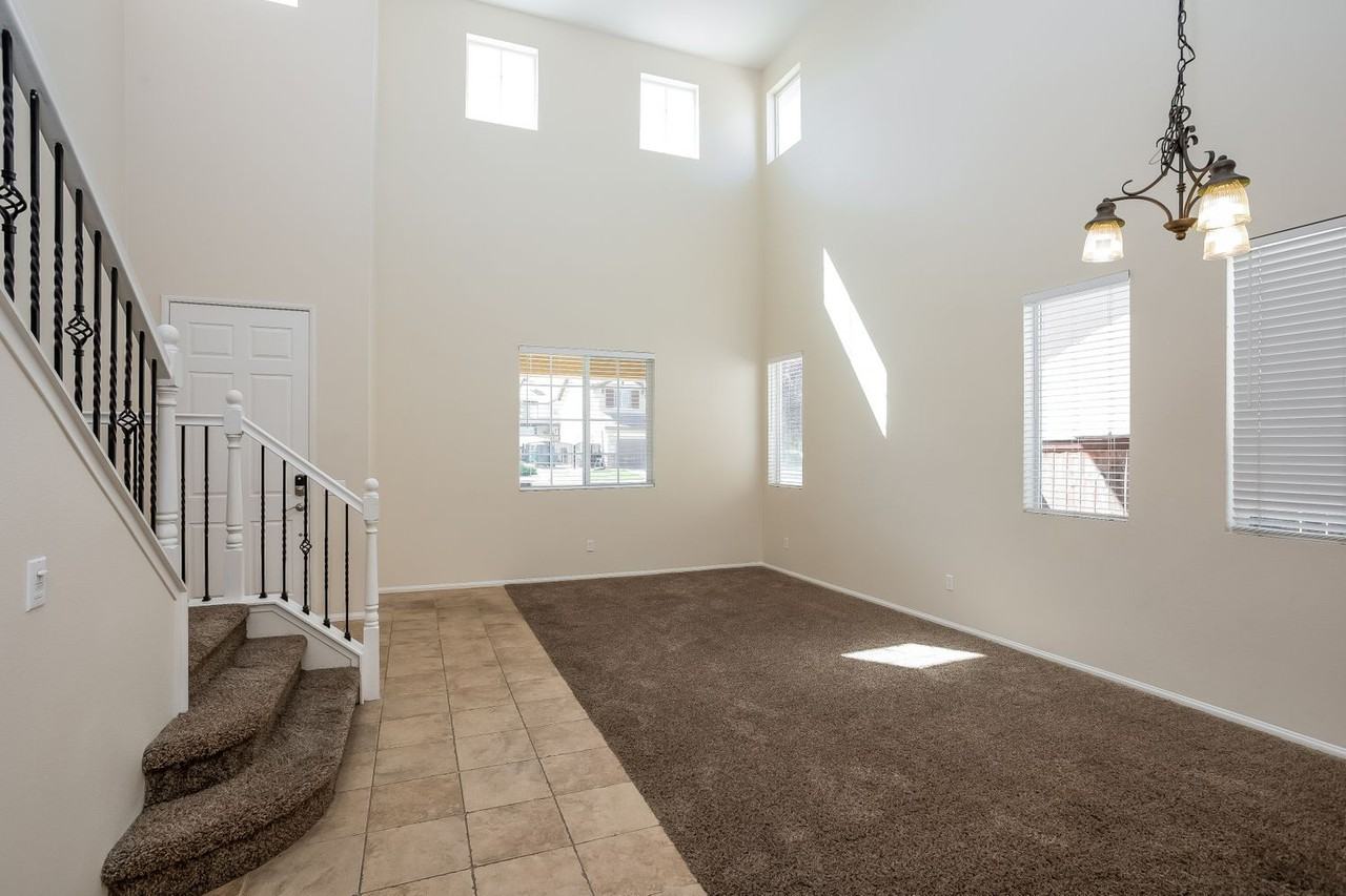 52 Ivory Ave - Photo 3 of 23