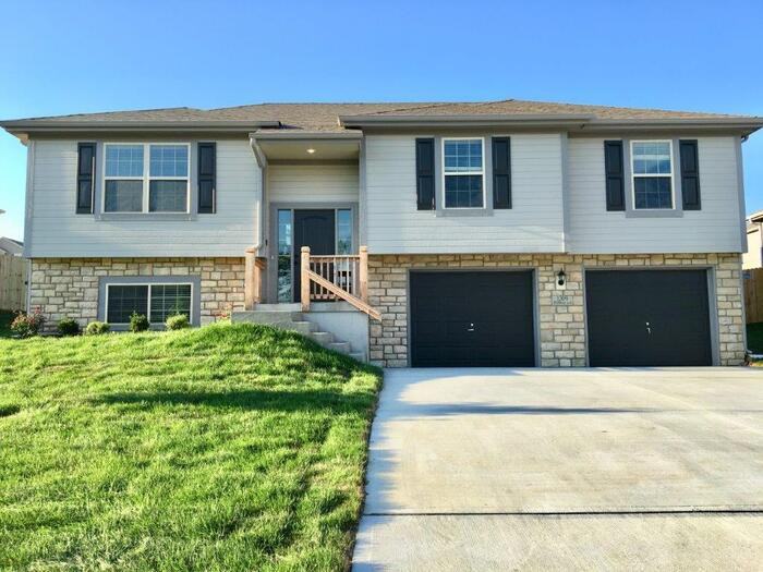 1309 Nw Hilltop Ln - Photo 2 of 21
