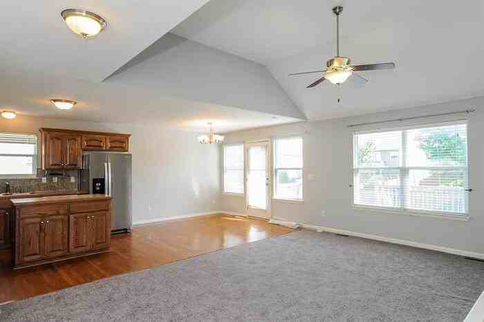 525 E Cheyenne St - Photo 3 of 11