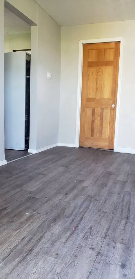 2523 1/2 Shriver Ave - Photo 3 of 9