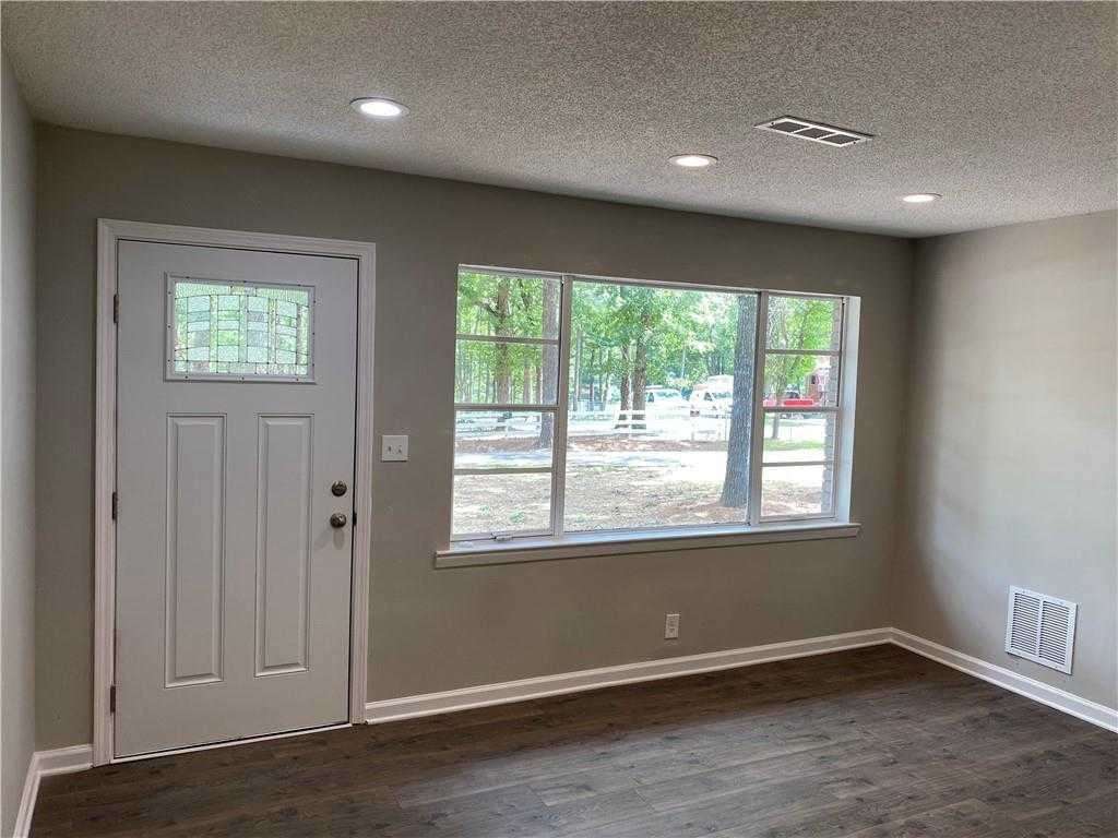 200 Robin Hood Ln - Photo 3 of 18