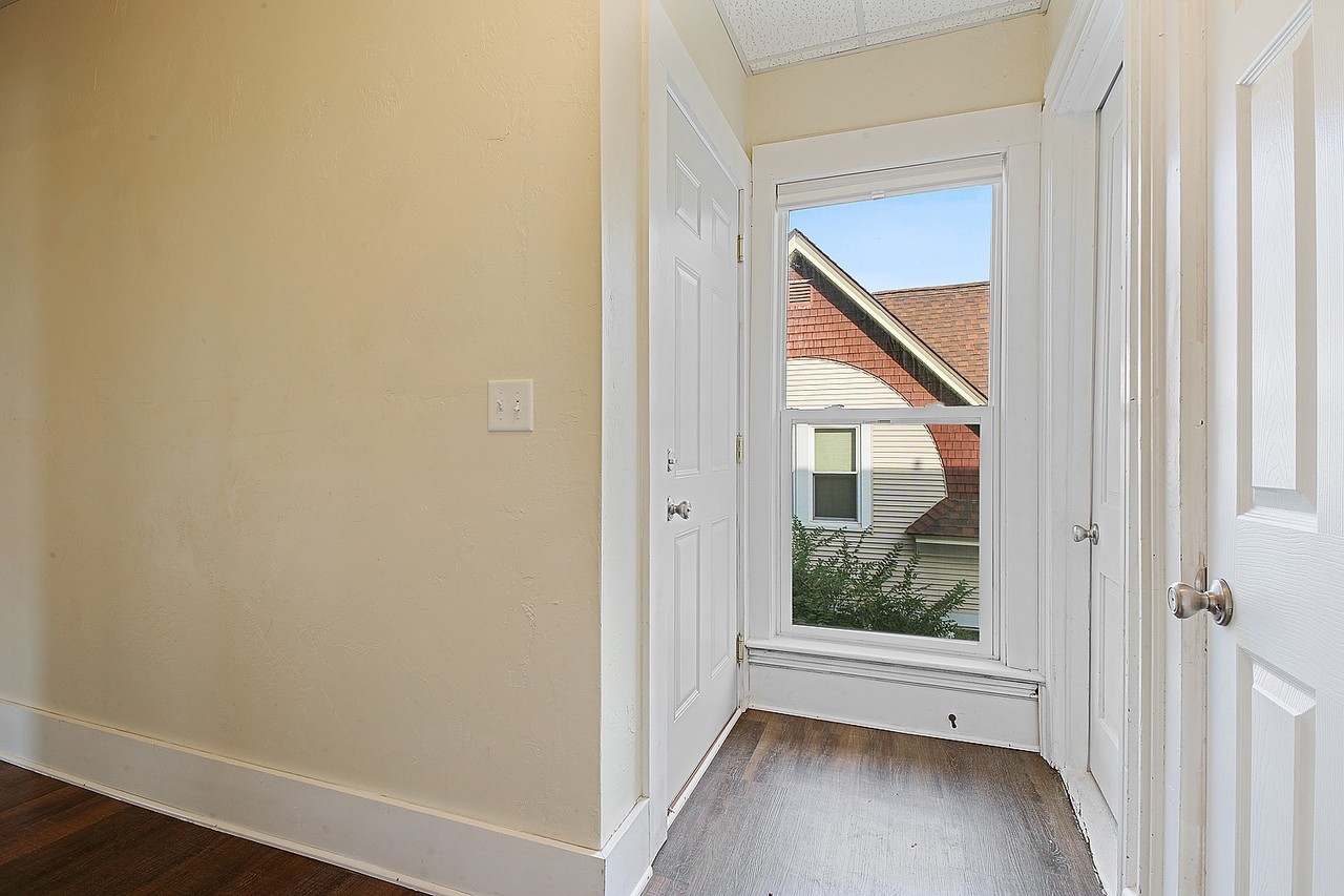 211 Otter Ave - Photo 3 of 11