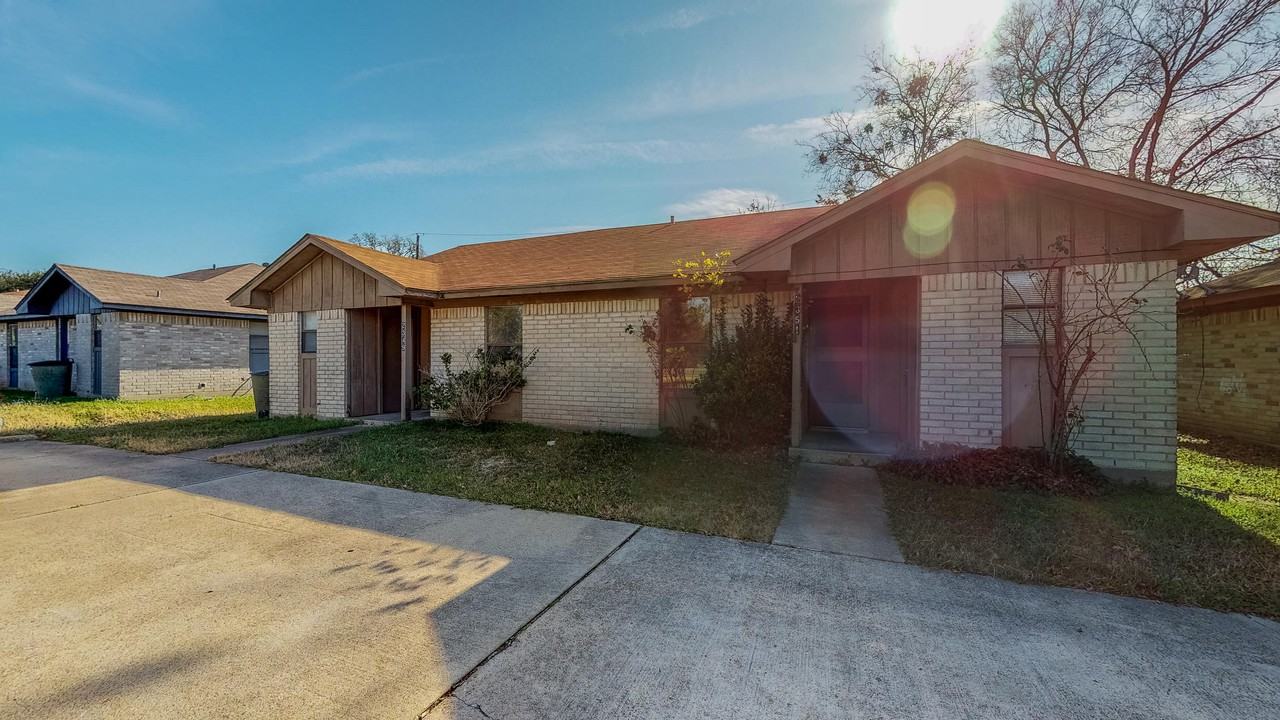 2349-2351 N Earl Rudder Fwy - Photo 2 of 27