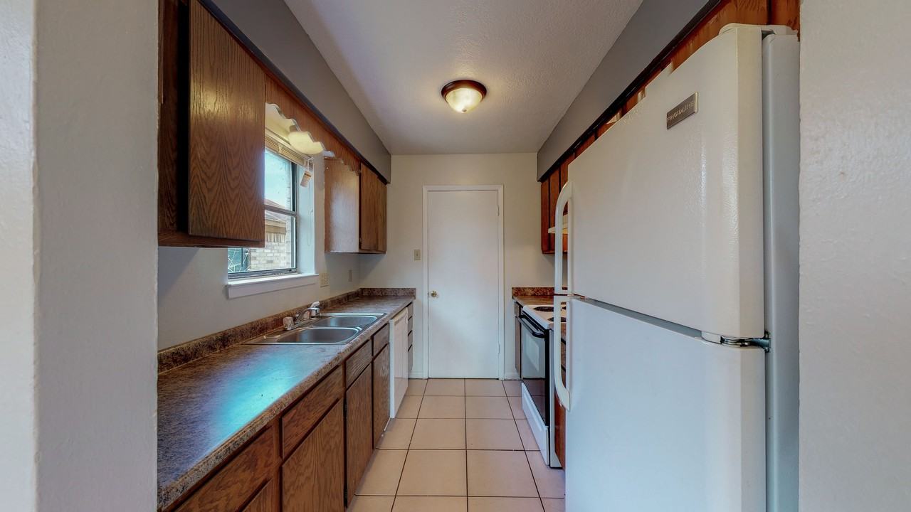 2349-2351 N Earl Rudder Fwy - Photo 3 of 27